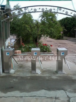 深圳市尼高邁科技 專業(yè)打造企業(yè)食堂消費(fèi)三輥閘系統(tǒng)與校園食堂打飯排隊三滾擋閘，出入口機(jī)解決方案